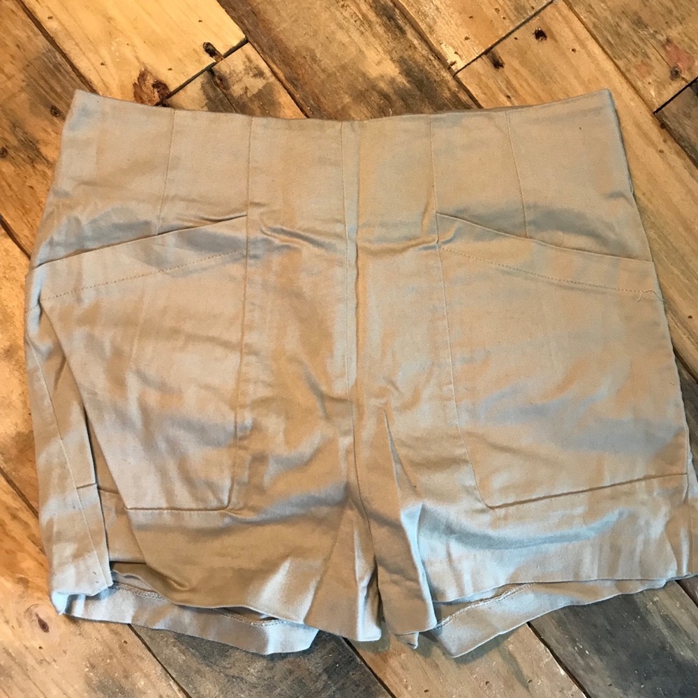Khaki fitted shorts